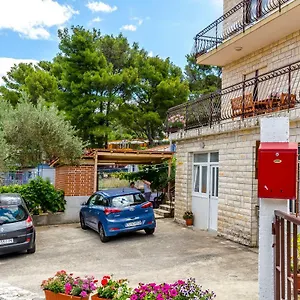 apartments-toma-trogir.hotels-in-trogir.com/